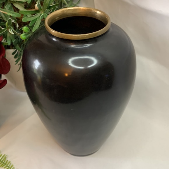 Vintage black Lacquer on brass with inlaid mother of pearl PEACOCKS vase - Picture 8 of 15